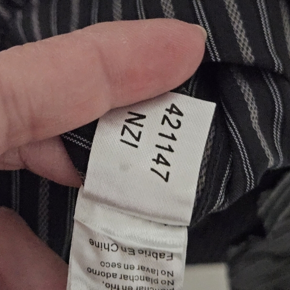 NWT MENS Cultura International button down with velvet like floral design - Picture 8 of 15